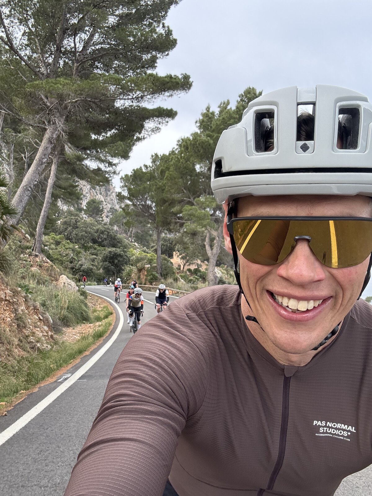 Gorm smiler på cyklen med sine cykelvenner på vejen bag sig