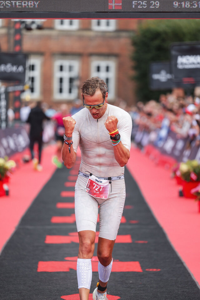 Gorm fejrer sin ankomst til målstregen ved en Ironman