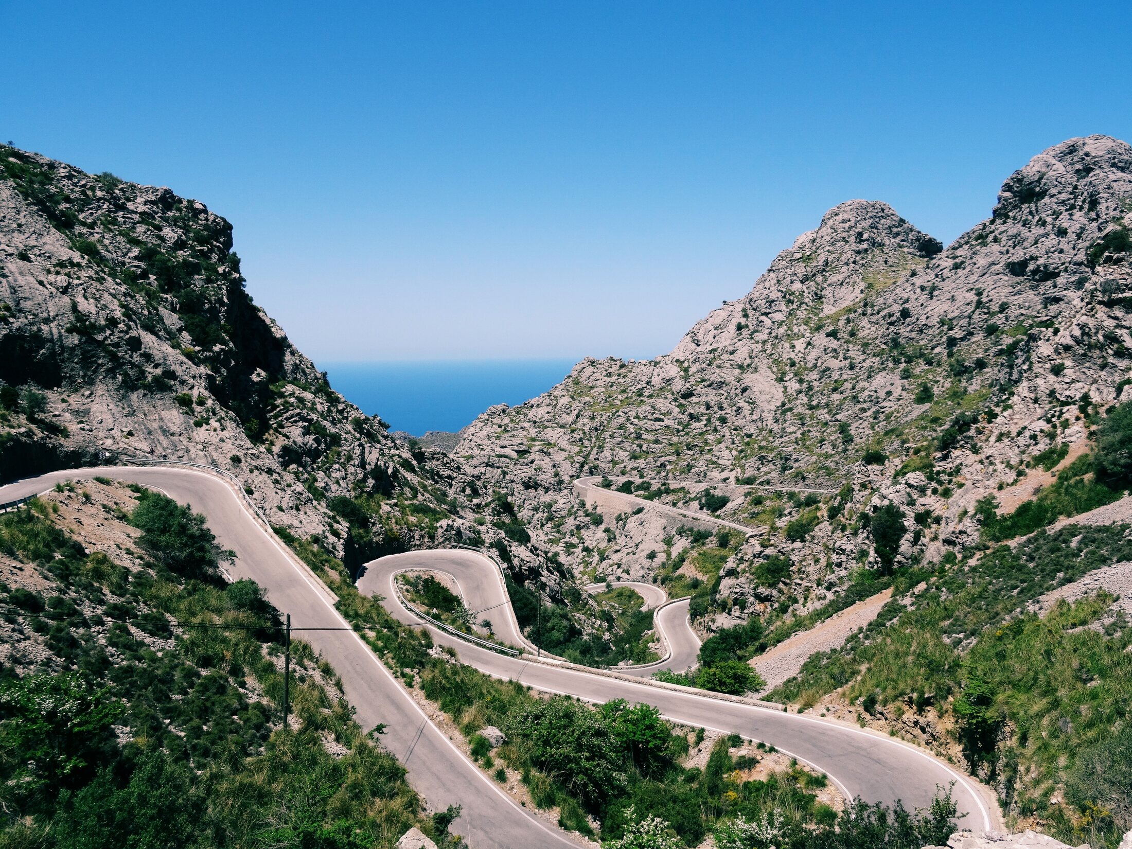 Bjerglandskab og snoet vej på Mallorca